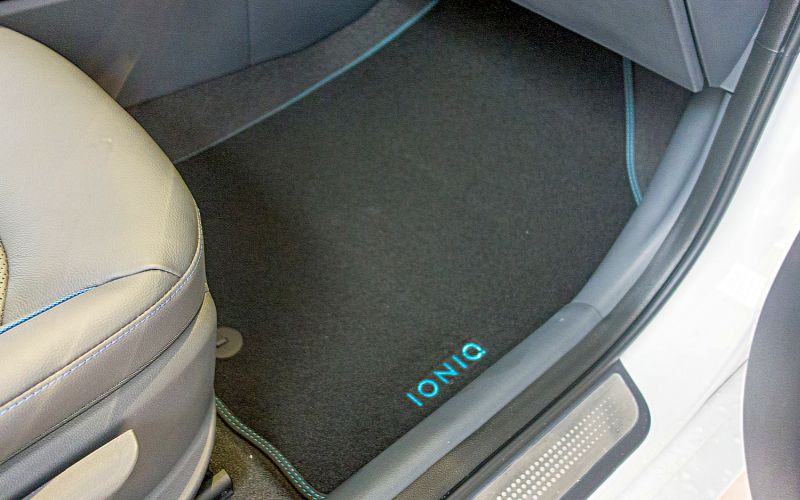 IONIQ Hybrid Velours-Matte Beifahrer im Fahrzeug
