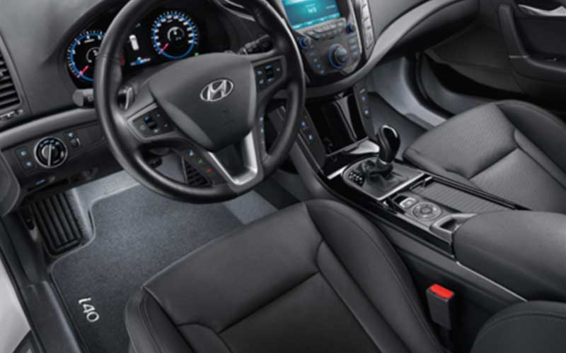Hyundai-LED-Fußraum-Beleuchtung-weiß-vorn-i40