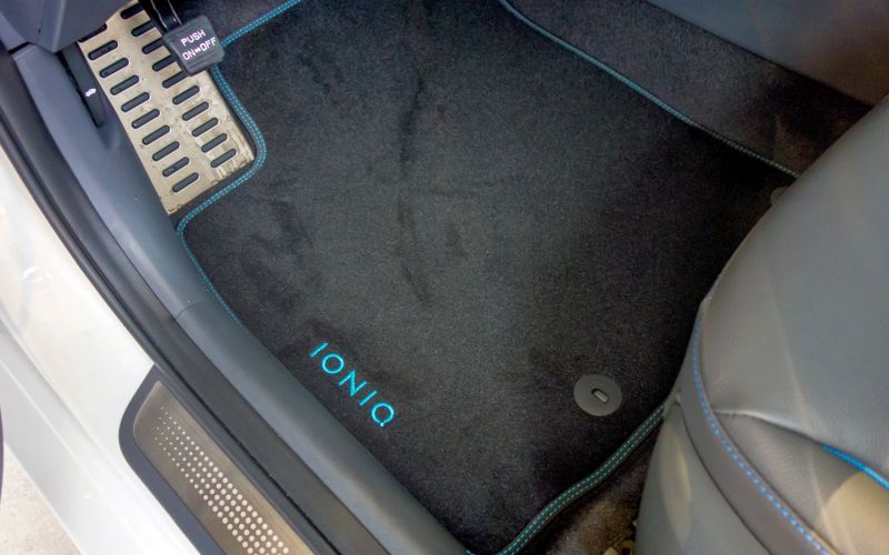 IONIQ Hybrid Velours-Matte Fahrer im Fahrzeug