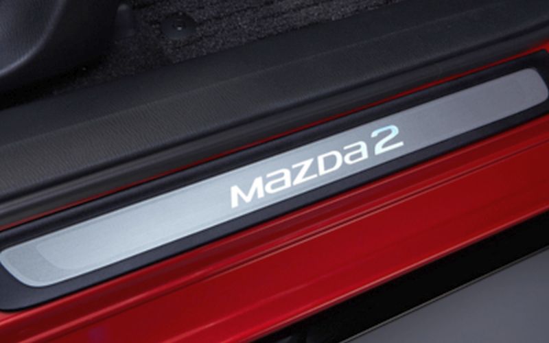 Mazda Einstiegsblenden beleuchtet Mazda2 DJ1